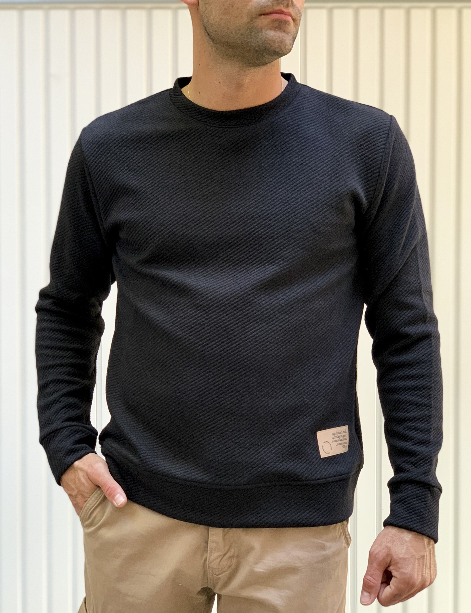 Ανδρική μαύρη μακρυμάνικη μπλούζα με ανάγλυφο σχέδιο MAJE108 MAJE108